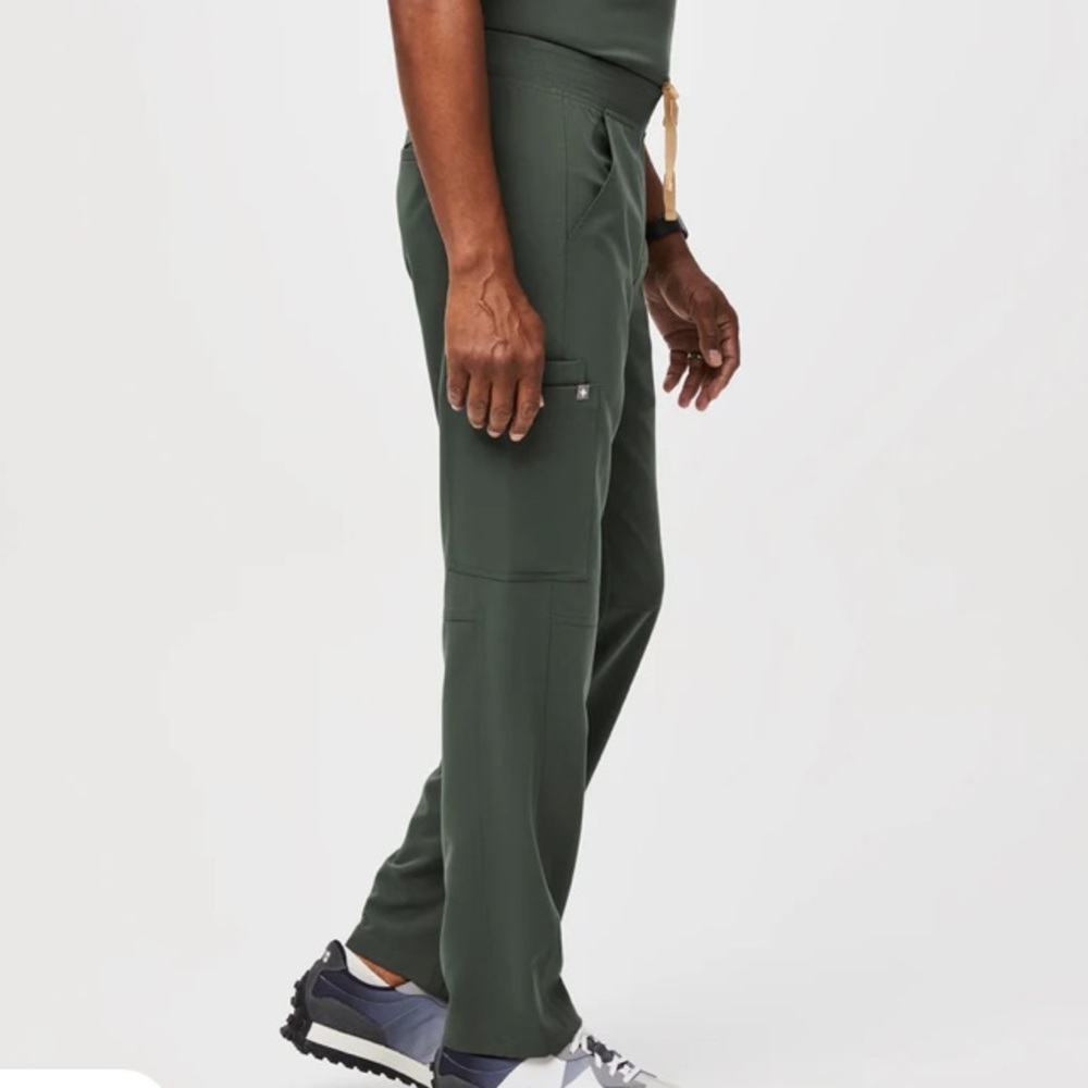 Figs Straight-Legged Fion x Axim Men’s Cargo Scrub Pants In Size Medium/ Tall.